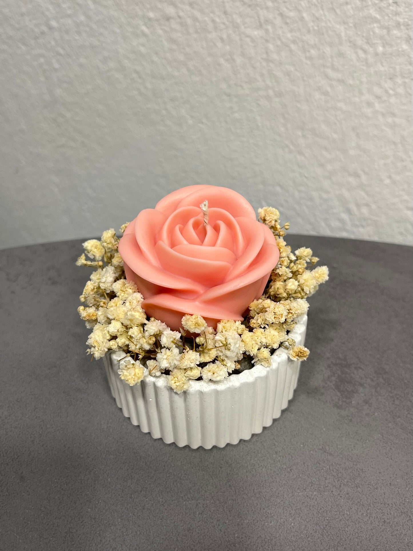 Handgemachte Rosen-Kerze im Betongefäß | Deko mit Trockenblumen | Geschenkidee für Hochzeit, Babyparty & besondere Anlässe