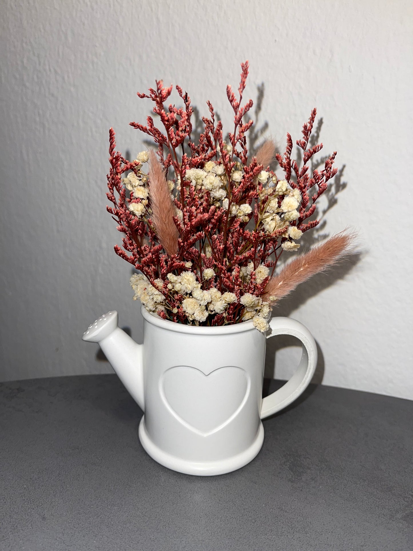 Herbstliche Gießkanne aus Beton mit Trockenblumen