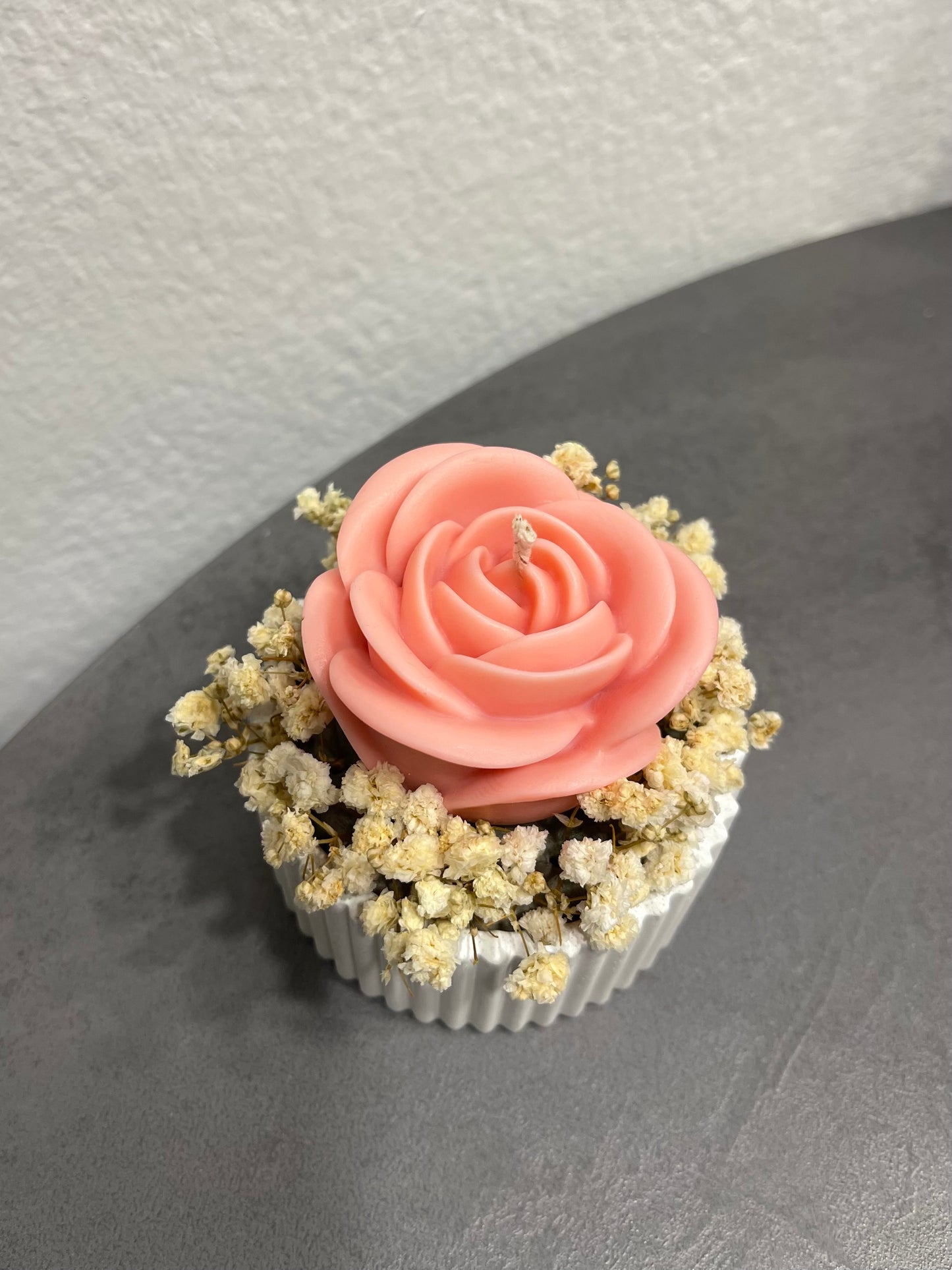 Handgemachte Rosen-Kerze im Betongefäß | Deko mit Trockenblumen | Geschenkidee für Hochzeit, Babyparty & besondere Anlässe