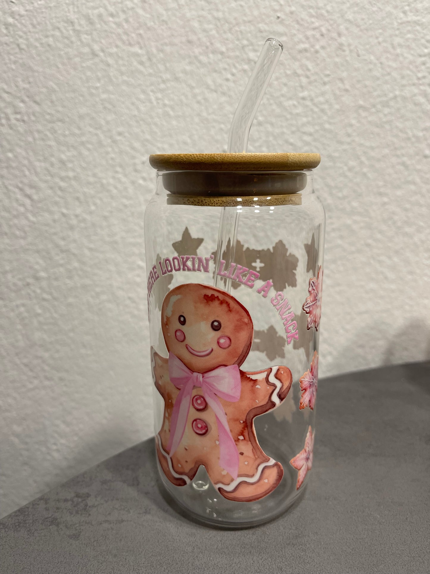 „Gingerbread„ Trinkbecher mit Deckel & Strohhalm aus Glas