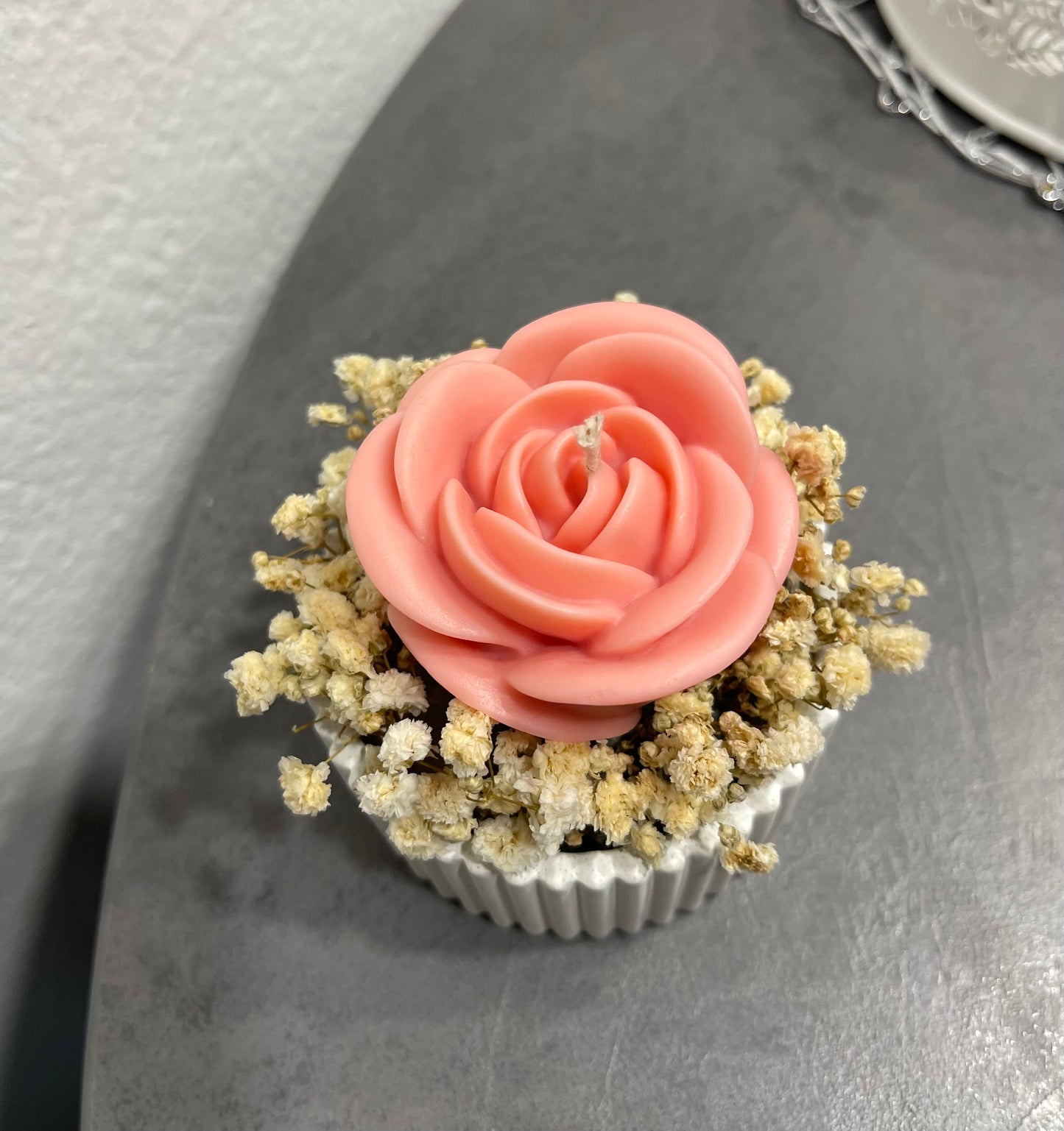 Handgemachte Rosen-Kerze im Betongefäß | Deko mit Trockenblumen | Geschenkidee für Hochzeit, Babyparty & besondere Anlässe