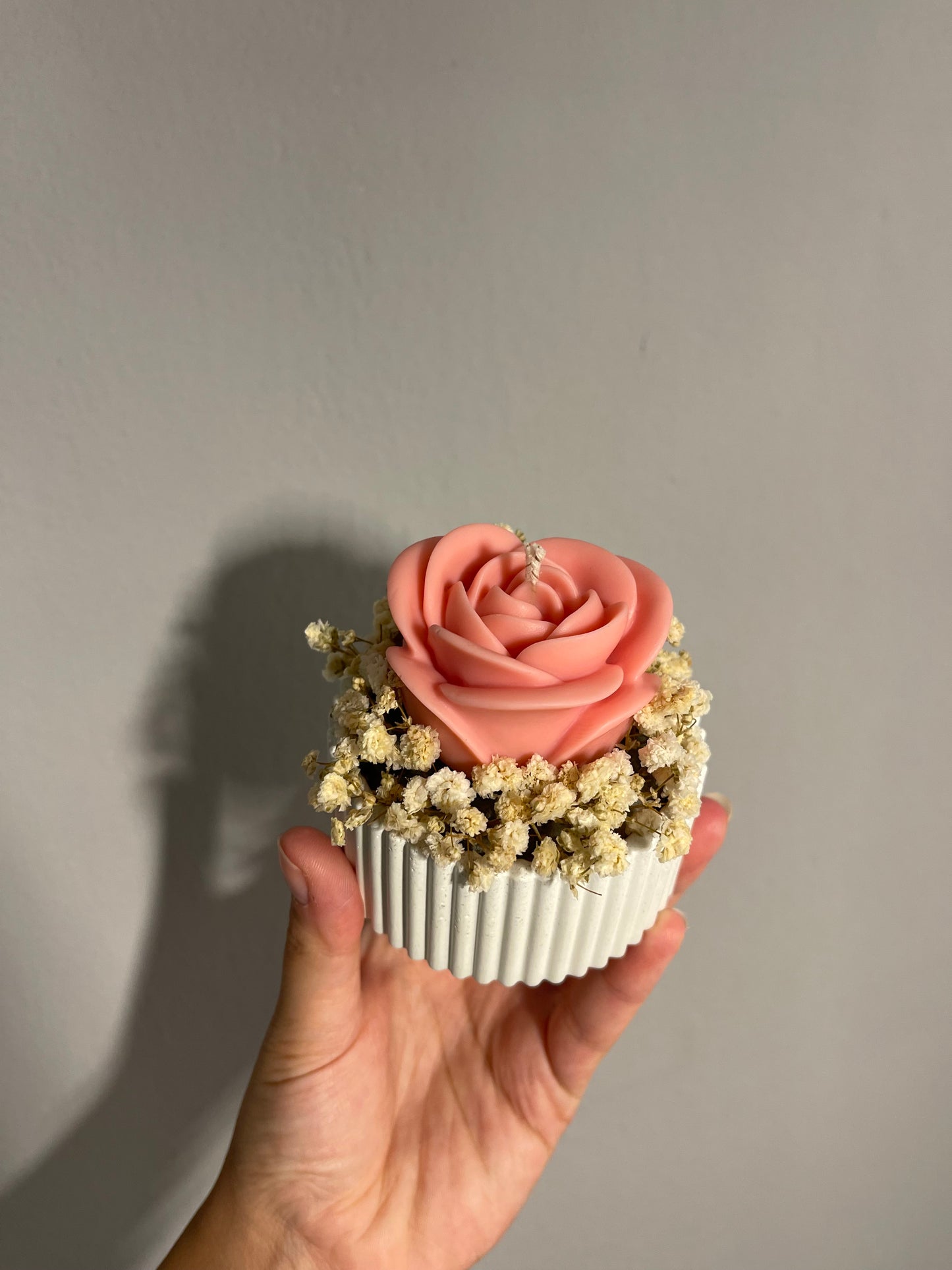 Handgemachte Rosen-Kerze im Betongefäß | Deko mit Trockenblumen | Geschenkidee für Hochzeit, Babyparty & besondere Anlässe