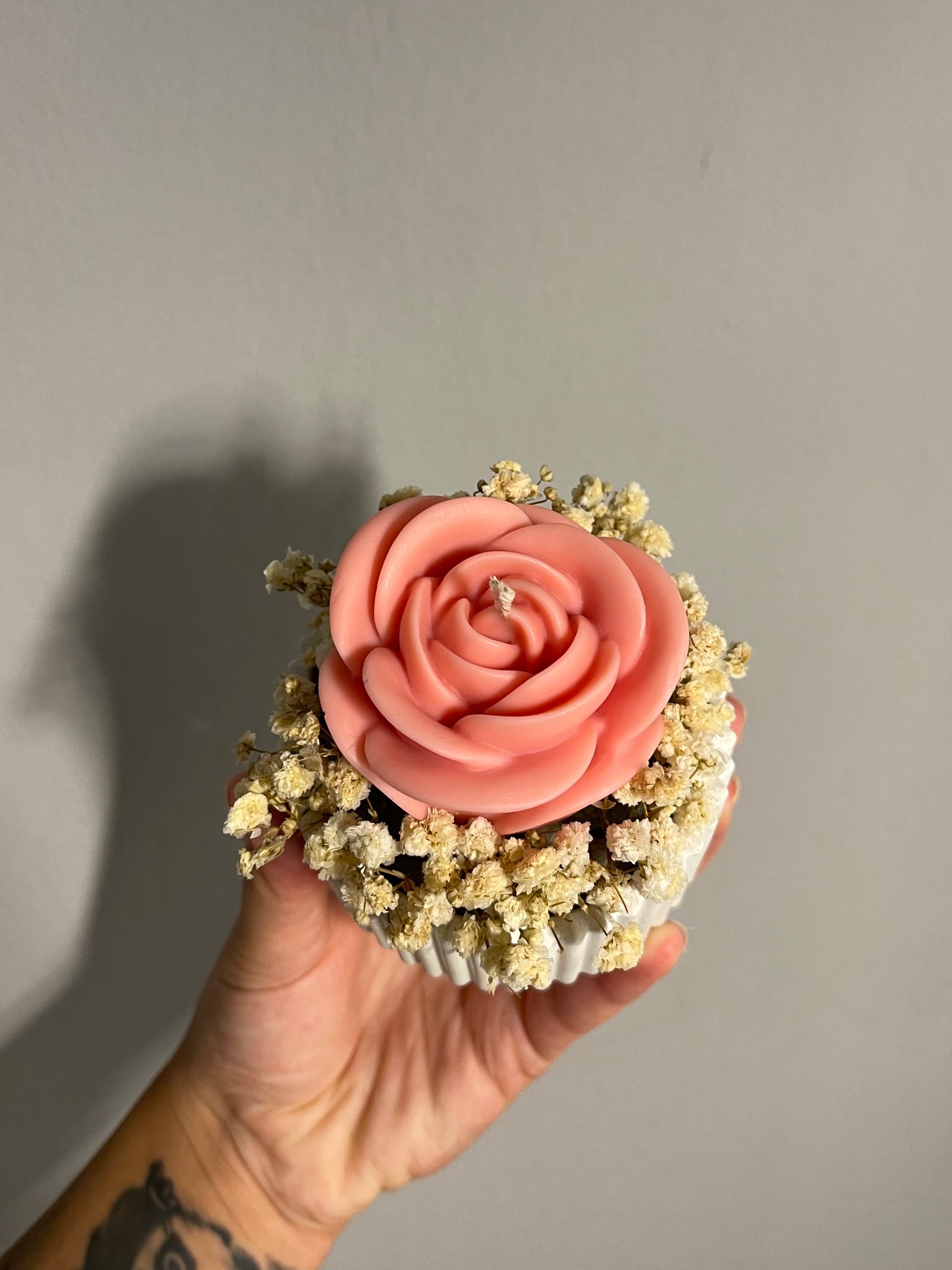 Handgemachte Rosen-Kerze im Betongefäß | Deko mit Trockenblumen | Geschenkidee für Hochzeit, Babyparty & besondere Anlässe