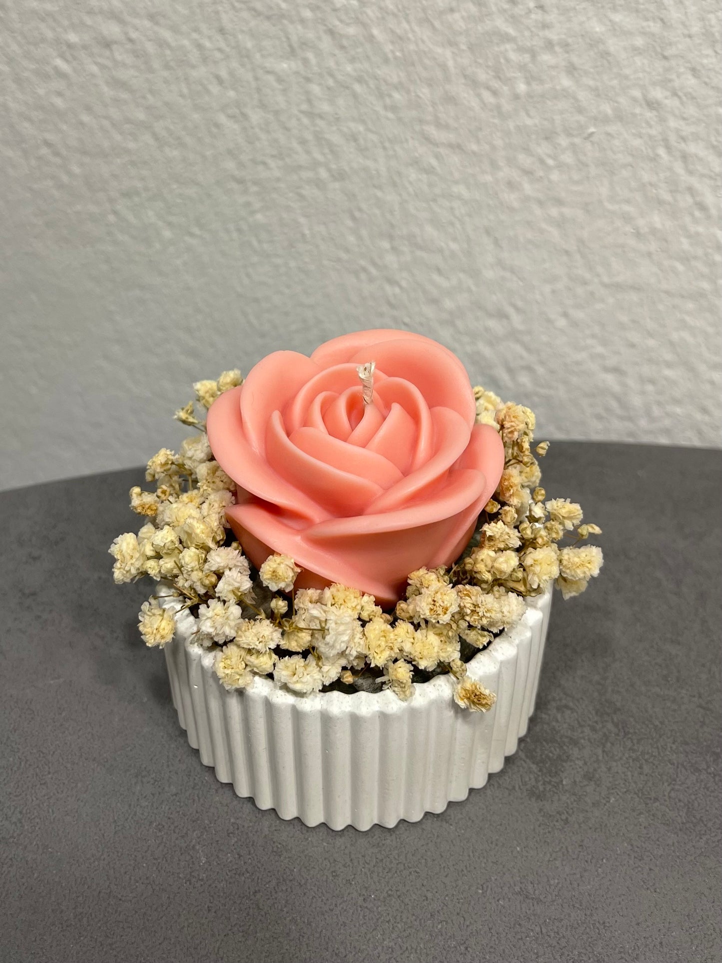 Handgemachte Rosen-Kerze im Betongefäß | Deko mit Trockenblumen | Geschenkidee für Hochzeit, Babyparty & besondere Anlässe
