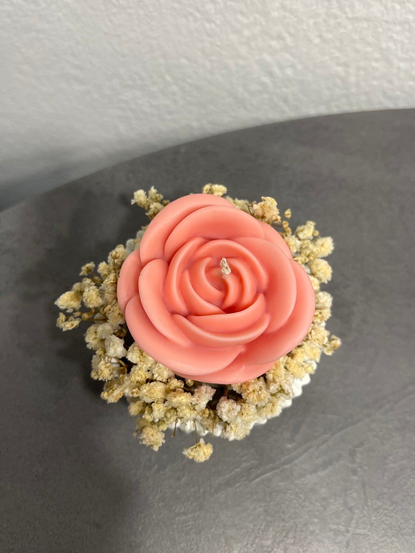 Handgemachte Rosen-Kerze im Betongefäß | Deko mit Trockenblumen | Geschenkidee für Hochzeit, Babyparty & besondere Anlässe