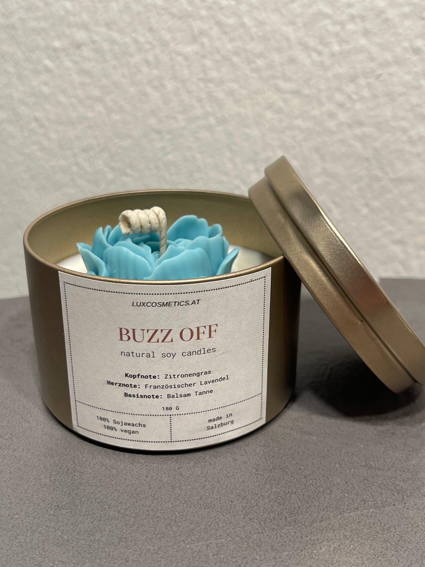 BUZZ OFF Duftkerze als Wohnaccessoire auf dunklem Tisch