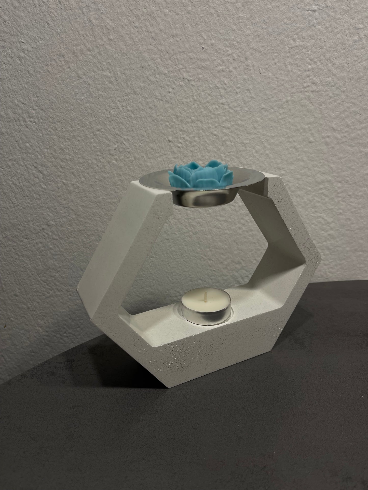 Skandinavische Duftlampe aus Beton in Wabenform, handgemacht, seitliche Ansicht – schlichtes Design für entspannte Wohlfühlmomente