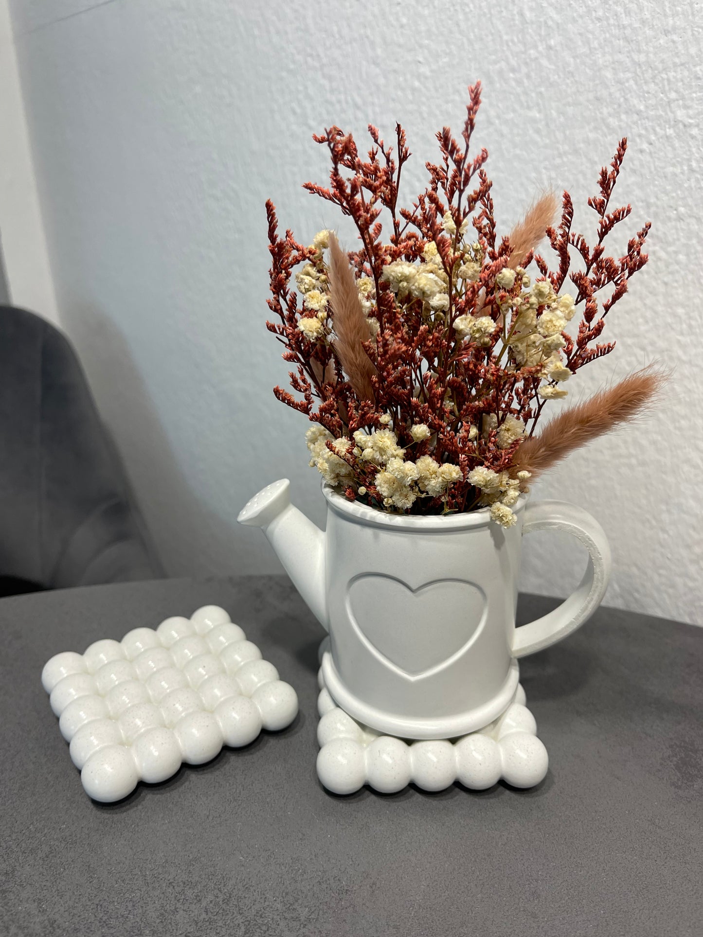 Herbstliche Gießkanne aus Beton mit Trockenblumen