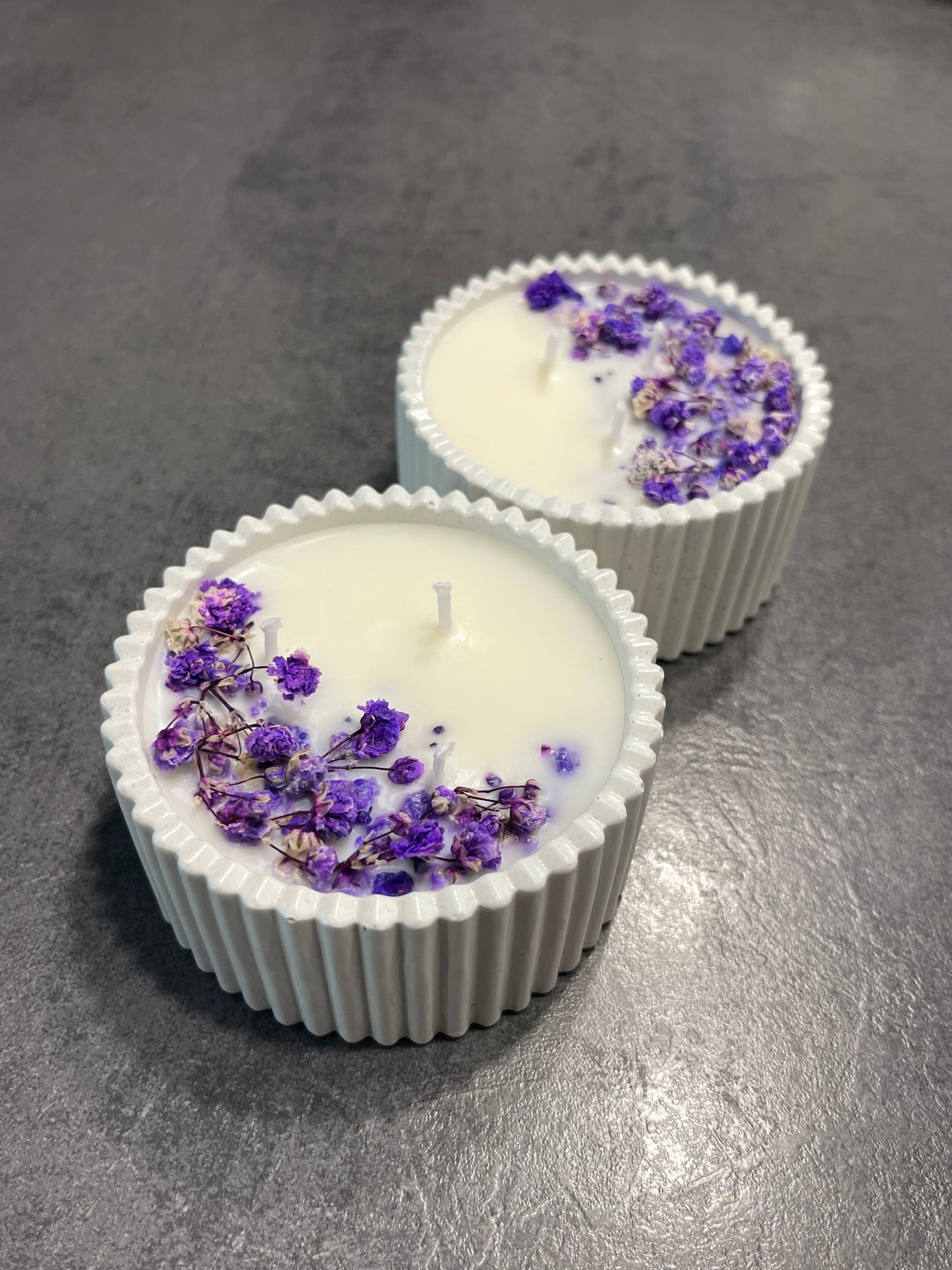 Kerze mit Trockenblumen, 3 Docht handgegossen