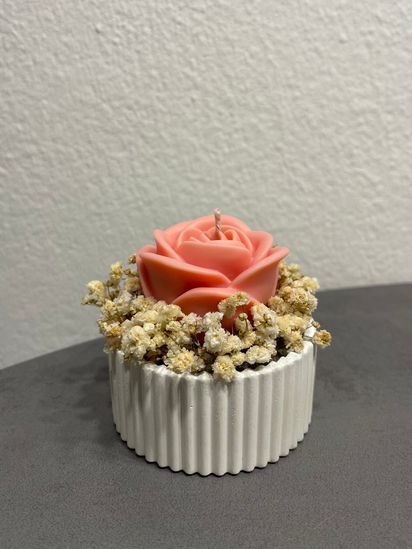 Handgemachte Rosen-Kerze im Betongefäß | Deko mit Trockenblumen | Geschenkidee für Hochzeit, Babyparty & besondere Anlässe