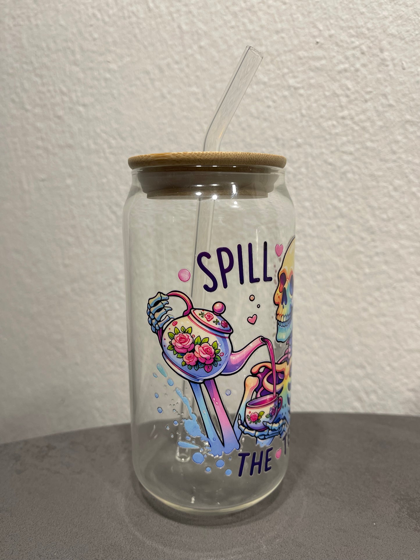 „Spill The Tea Skull“ Trinkbecher mit Deckel & Strohhalm aus Glas