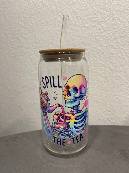 „Spill The Tea Skull“ Trinkbecher mit Deckel & Strohhalm aus Glas