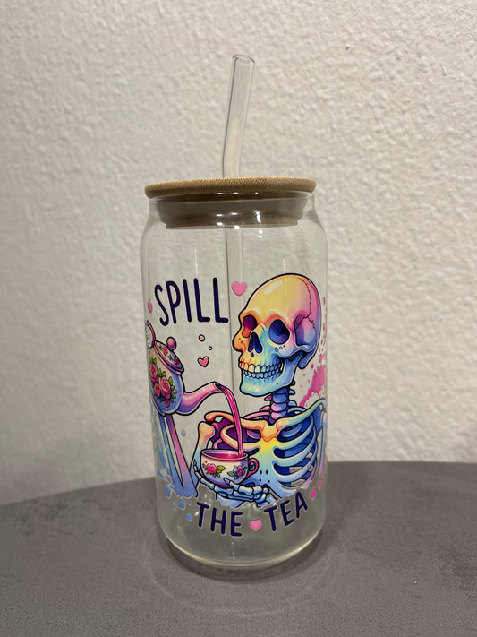 „Spill The Tea Skull“ Trinkbecher mit Deckel & Strohhalm aus Glas
