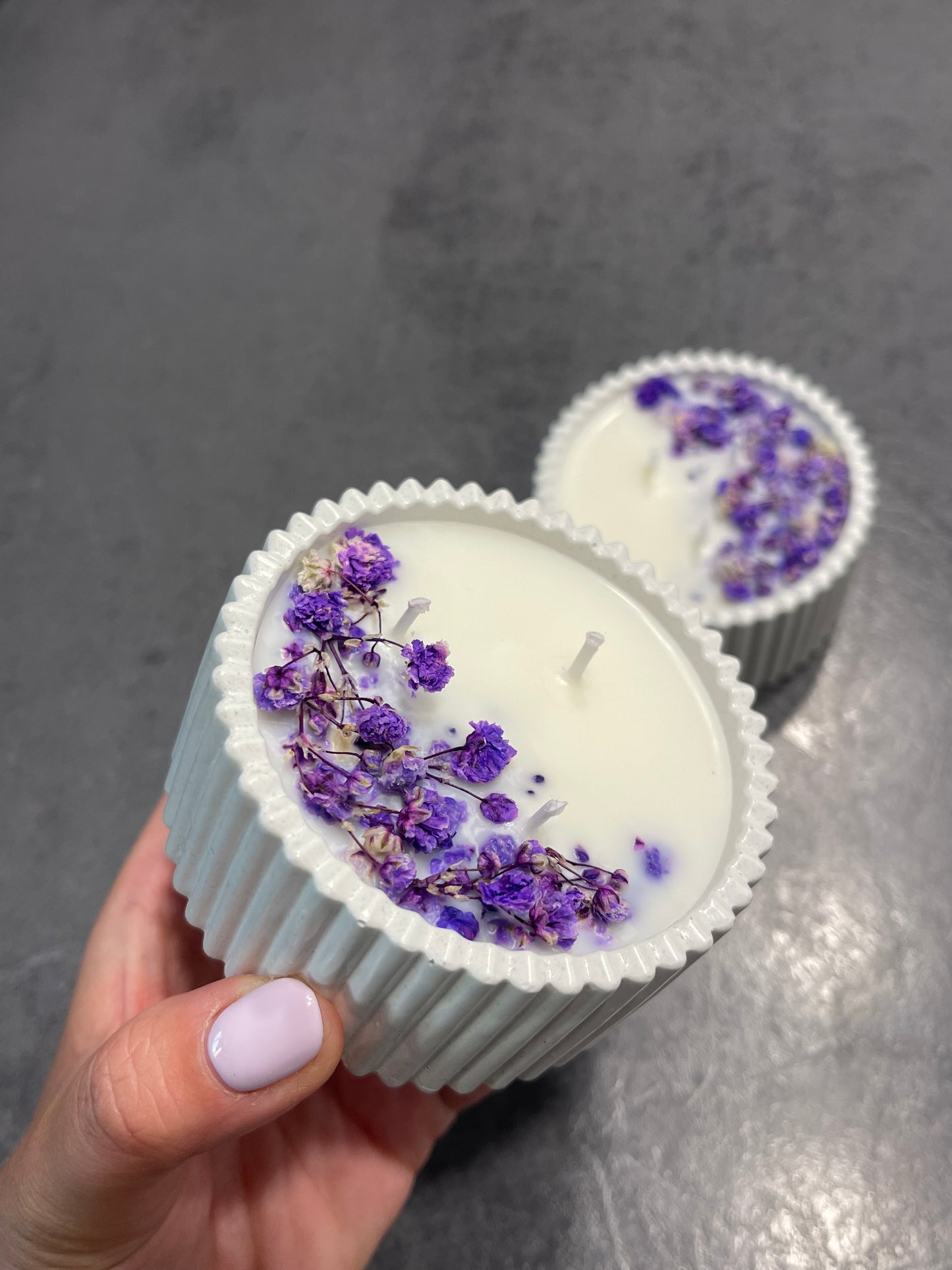 Kerze mit Trockenblumen, 3 Docht handgegossen