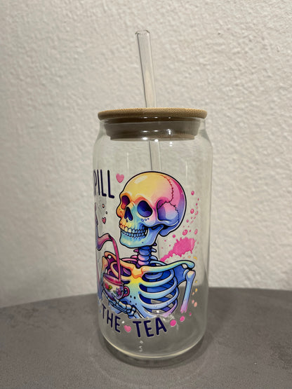 „Spill The Tea Skull“ Trinkbecher mit Deckel & Strohhalm aus Glas