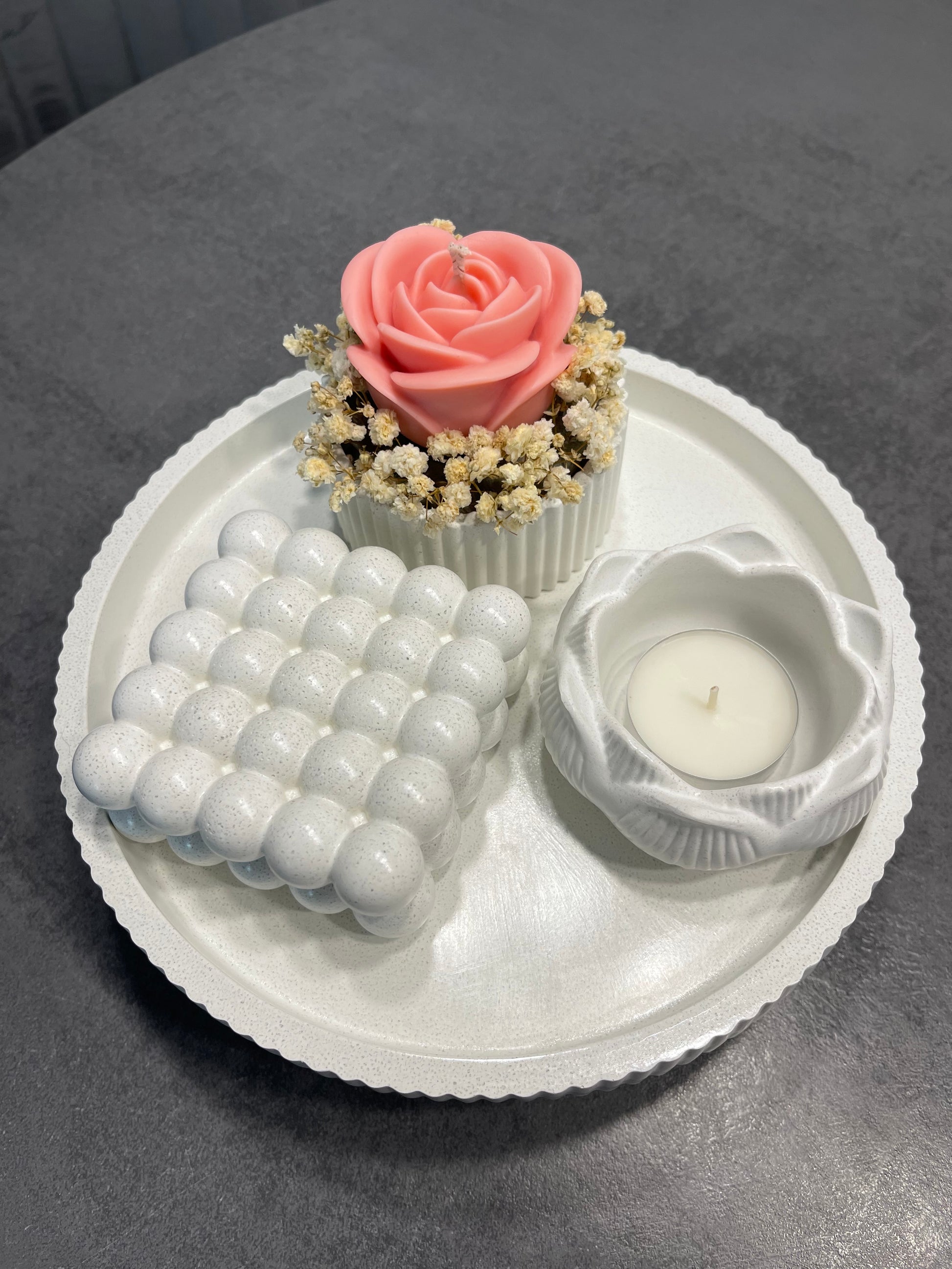 Beton Schale mit Fuß „Katja“ - Set | Handgemacht | Modern & minimalistisch | Rillenoptik mit Rosendeko