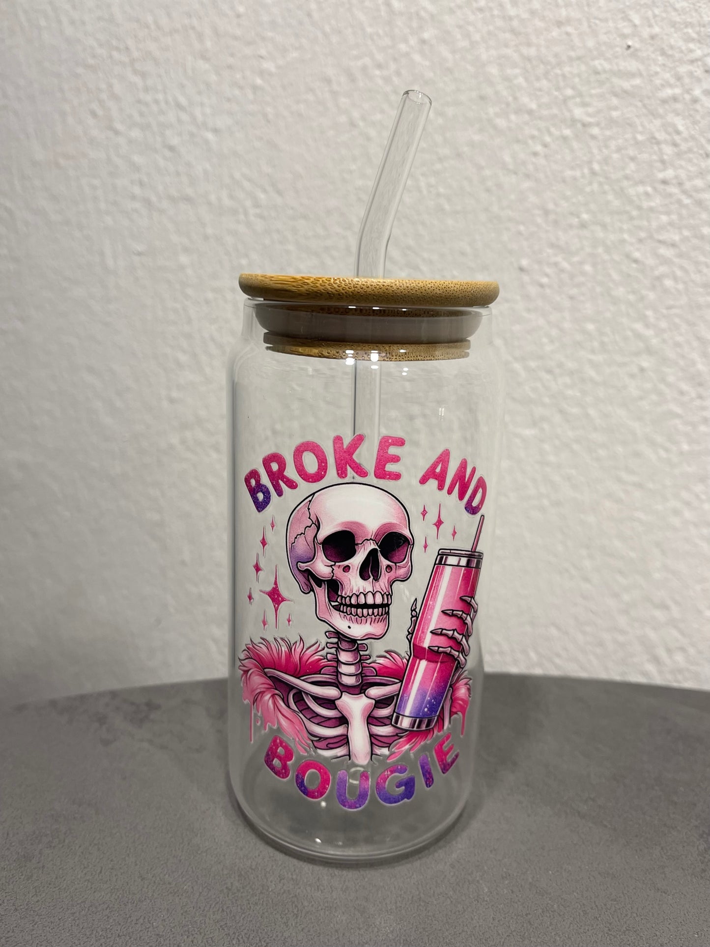 Broke and Bougie Trinkbecher mit Deckel & Strohhalm aus Glas, Totenkopf, Skelett