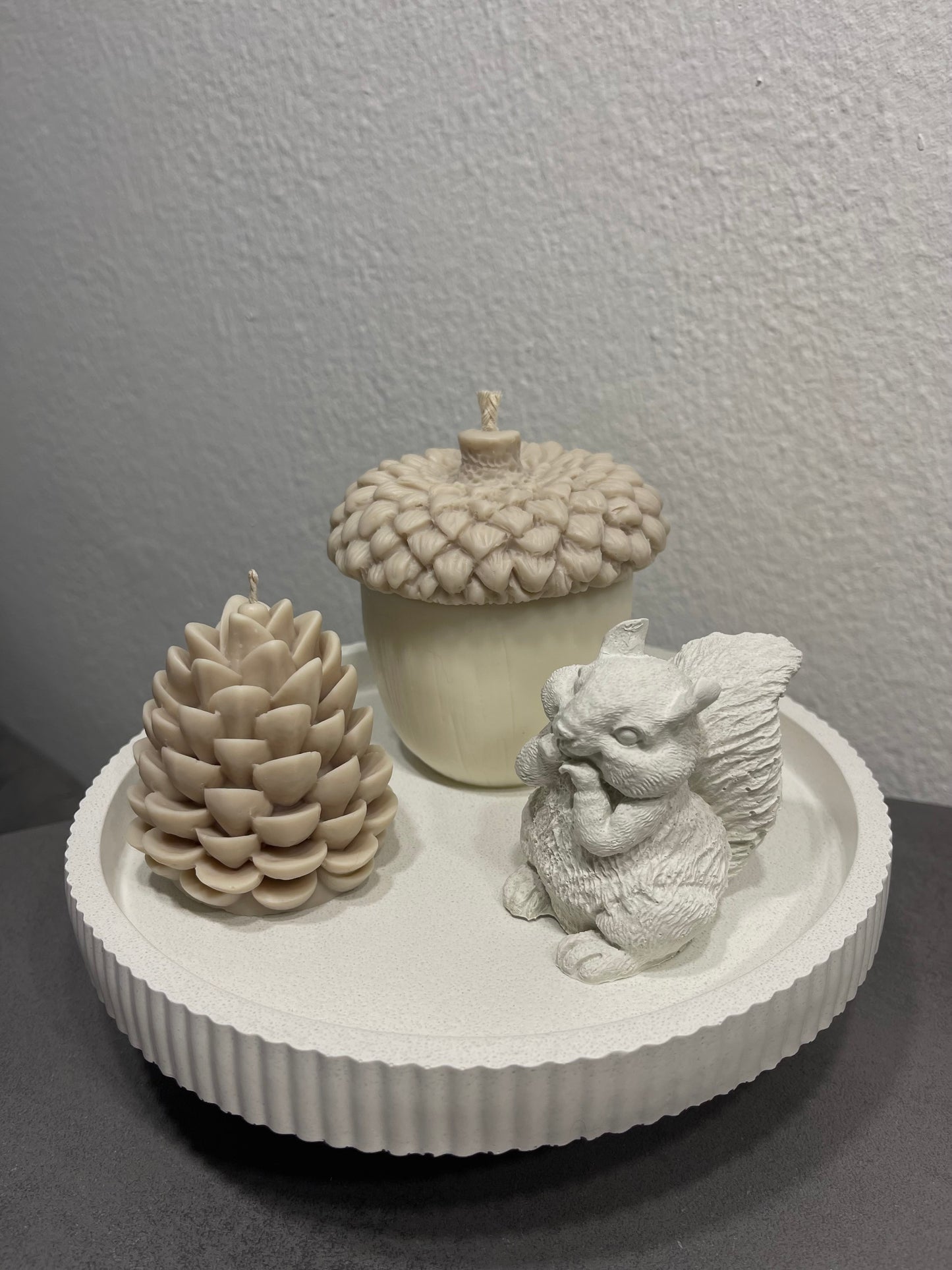 Alle, Herbstliches Deko-Set „Whispers of Fall“ – Handgemacht aus Beton & Wachs | In zarten Nude-Tönen