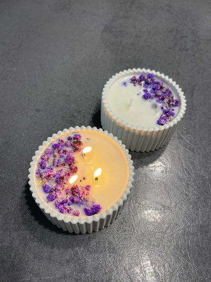 Kerze mit Trockenblumen, 3 Docht handgegossen