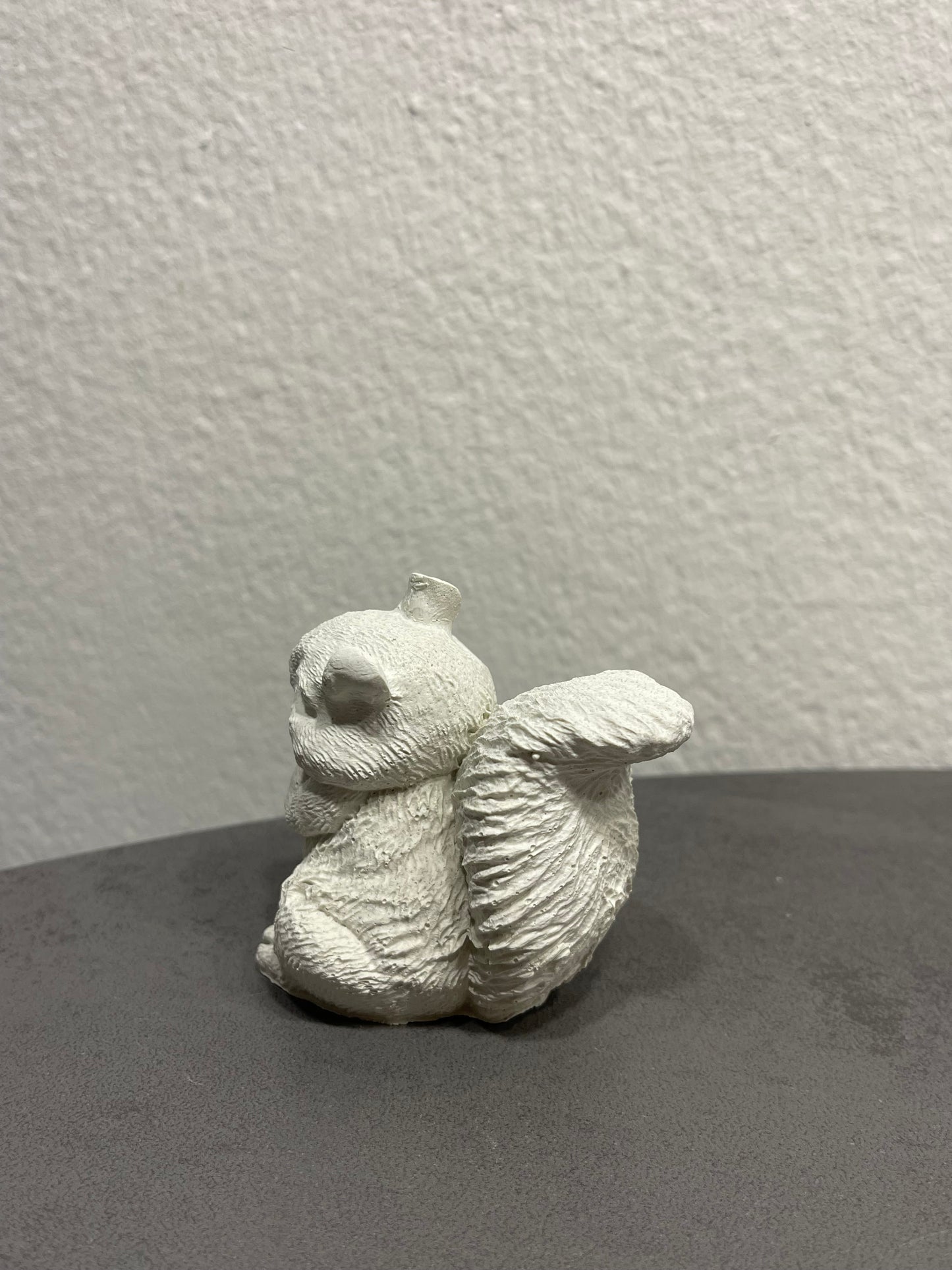 Eichhörnchen aus Beton, handgegossen | Herbst und Winter | Natur und Tier, Seitenansicht