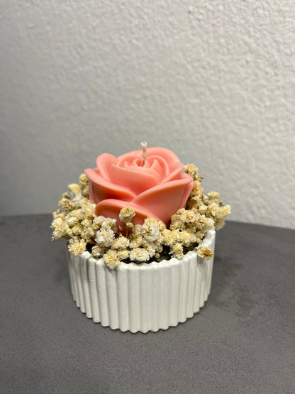 Handgemachte Rosen-Kerze im Betongefäß | Deko mit Trockenblumen | Geschenkidee für Hochzeit, Babyparty & besondere Anlässe