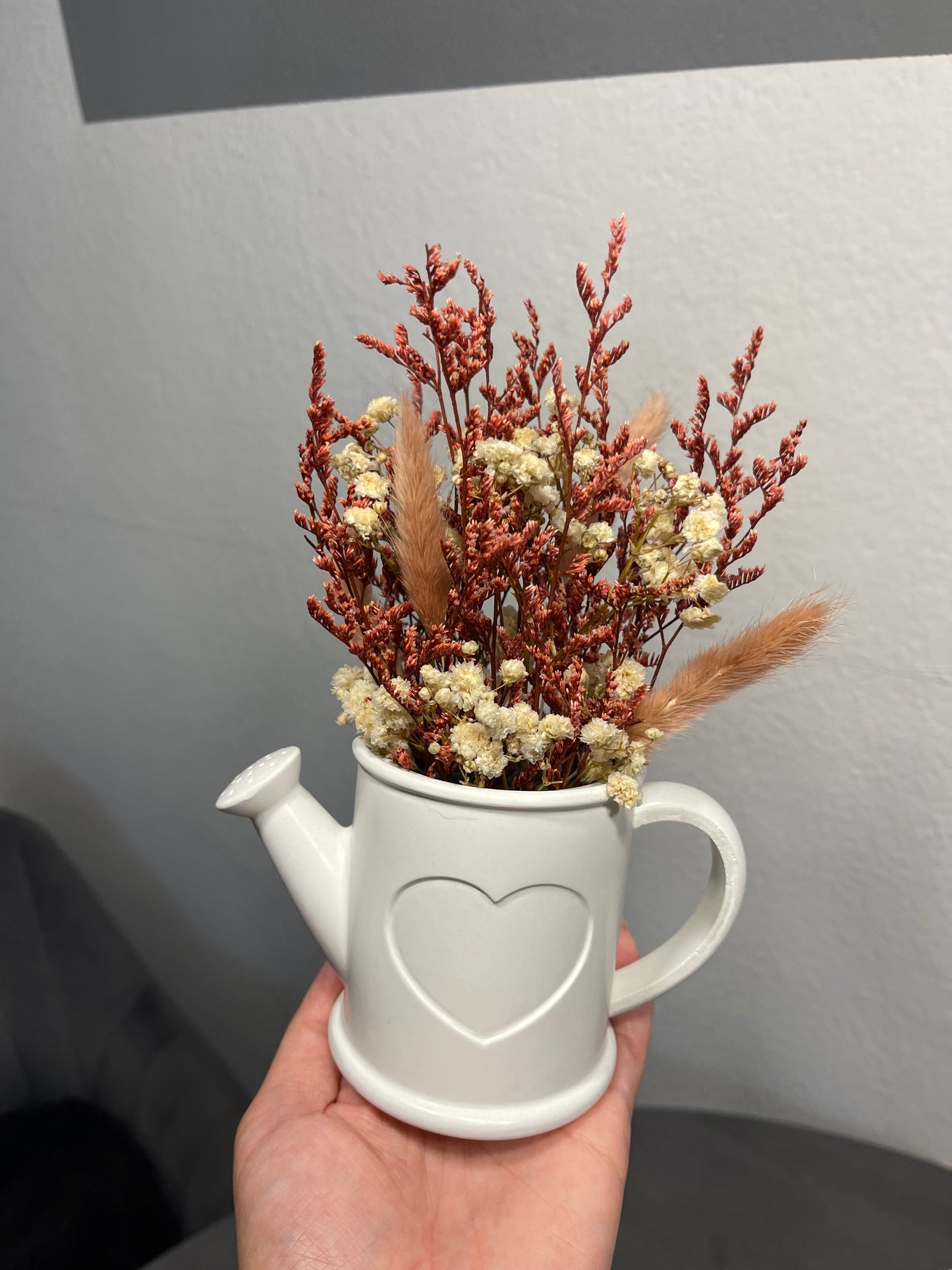 Herbstliche Gießkanne aus Beton mit Trockenblumen