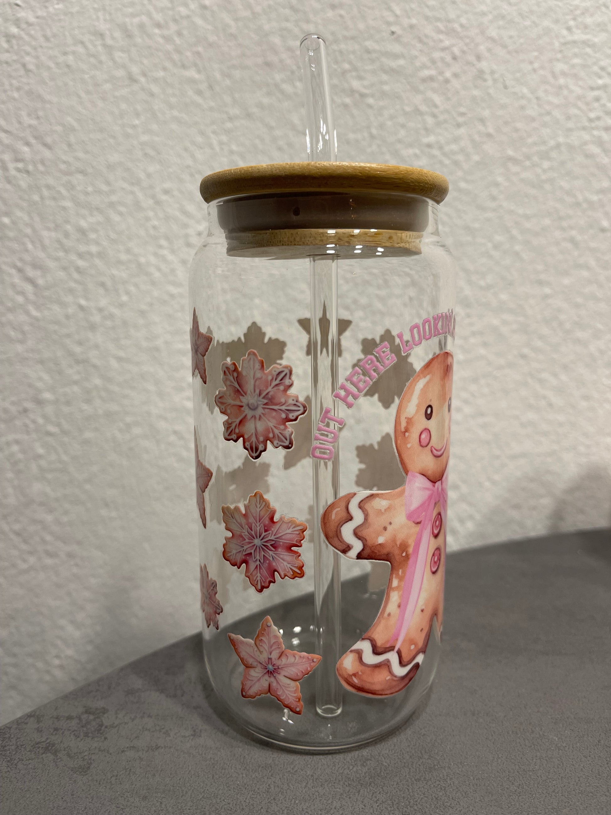 „Gingerbread„ Trinkbecher mit Deckel & Strohhalm aus Glas, handmade Lebkuchenglas, Geschenkidee, Seitenansicht
