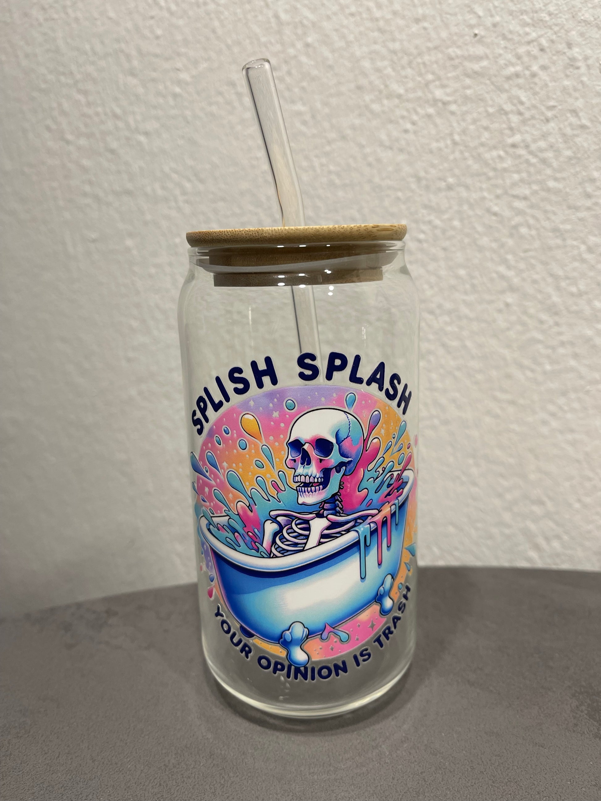 Splish-Splash Skull Trinkbecher mit Deckel und Strohhalm aus Glas, Geschenkidee, Seitenansicht