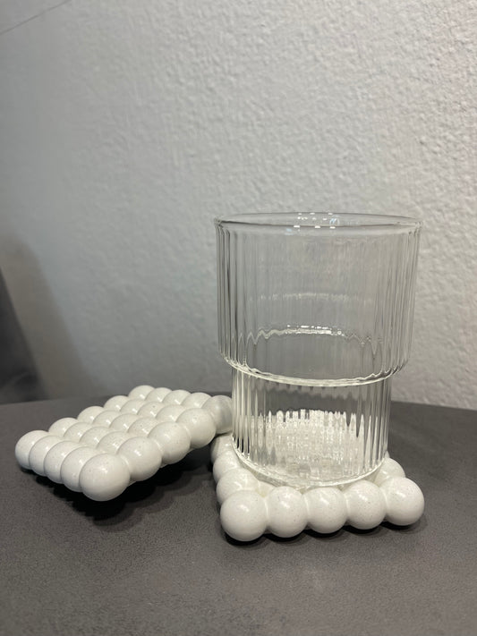 Handgemachtes Set aus 2 oder 4 modernen, minimalistischen Beton-Untersetzern „Bubble“ – ideale Geschenkidee für stilvolle Wohnräume