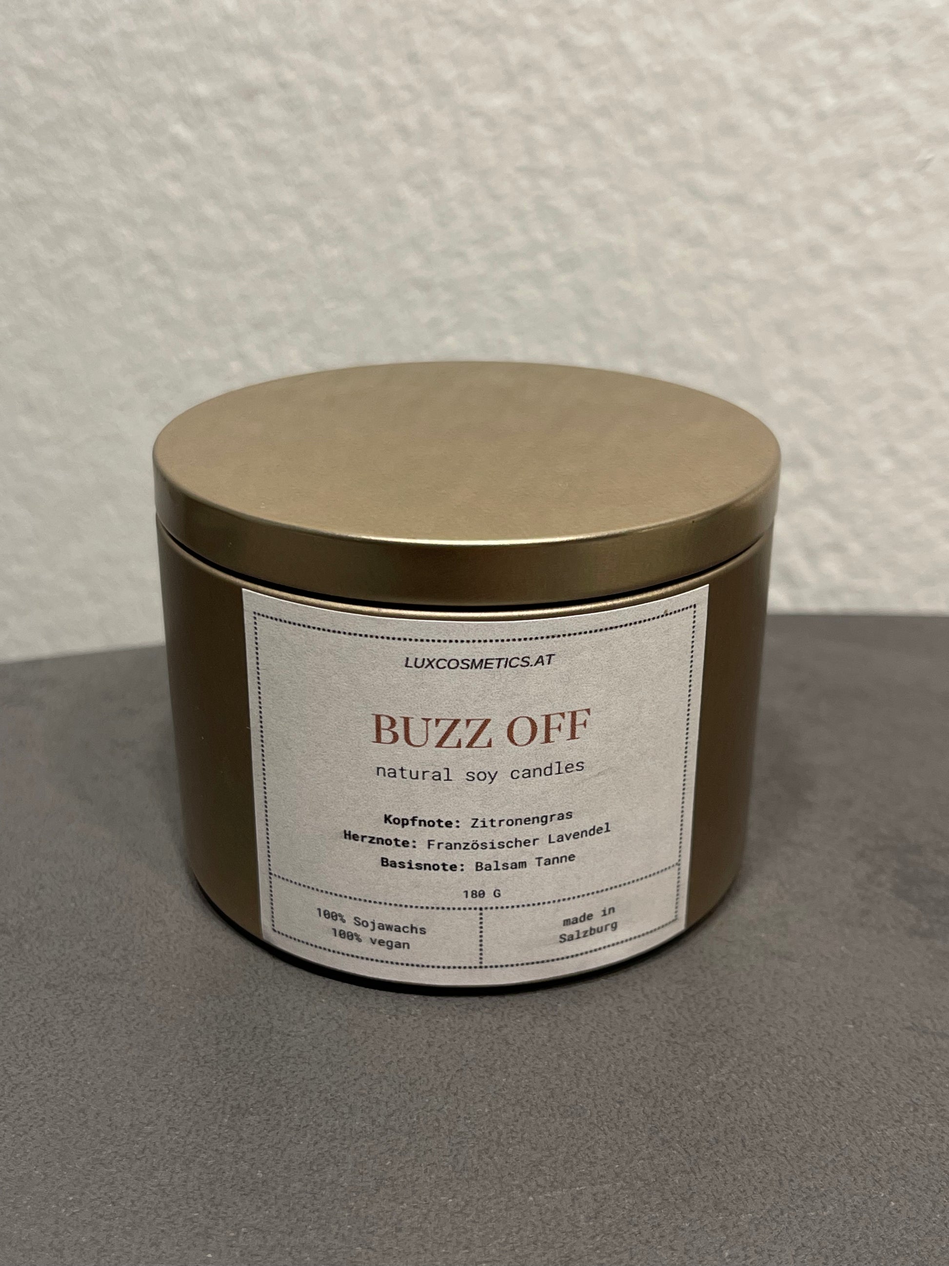 BUZZ OFF Duftkerze aus Sojawachs in goldener Dose und geschlossenem Deckel