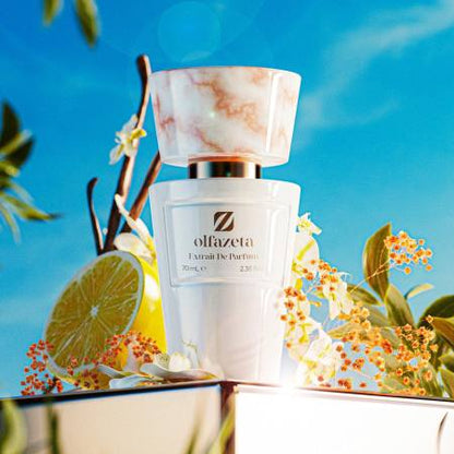 Olfazeta Extrait De Parfum 70 ml – luxuriöser Nischenduft mit frischer Zitrusnote, weißen Blüten und cremiger Basis, stilvoll inszeniert vor sommerlichem Hintergrund