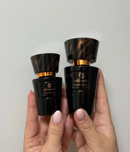 Zwei Größen des Olfazeta Extrait De Parfum in der Hand – 30 ml und 70 ml schwarze Flakons im Vergleich, ideal für unterwegs oder als Geschenk