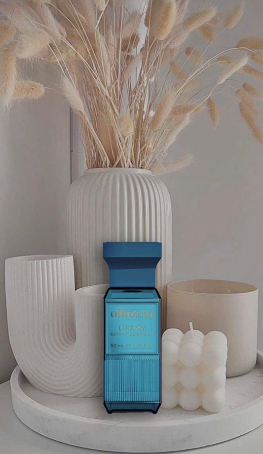 Unisex-Parfum in türkisfarbenen Luxusflakon, stilvoll arrangiert vor minimalistischer Dekoration mit Kerzen und modernen Vasen in Beige- und Cremetönen