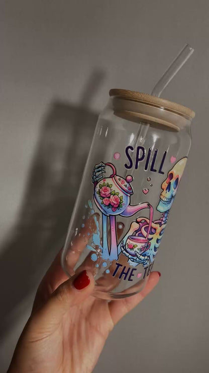 „Spill The Tea Skull“ Trinkbecher mit Deckel & Strohhalm aus Glas
