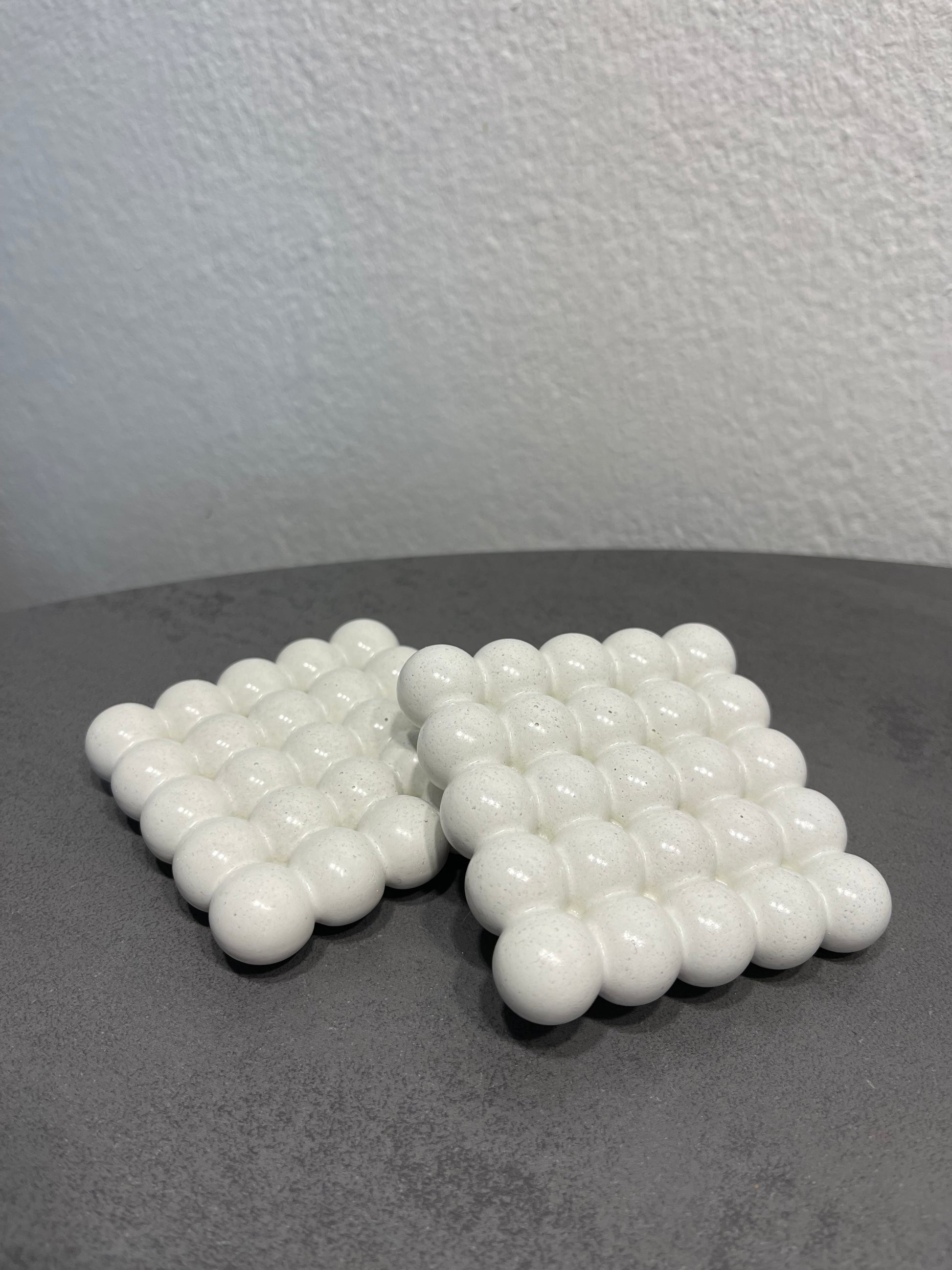 Handgemachte Beton-Untersetzer „Bubble“ im minimalistischen skandinavischen Design, Set aus 2 oder 4, elegante und funktionale Wohnaccessoires
