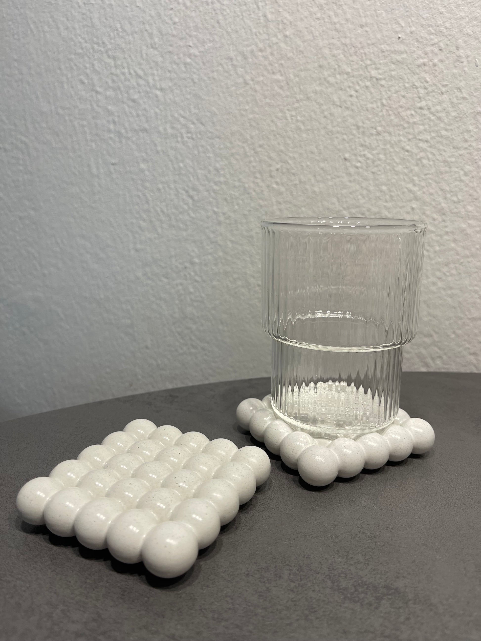 Skandinavisch inspirierte, handgemachte Beton-Untersetzer „Bubble“ im minimalistischen Design – Set aus 2 oder 4, perfekte Geschenkidee für moderne Wohnräume