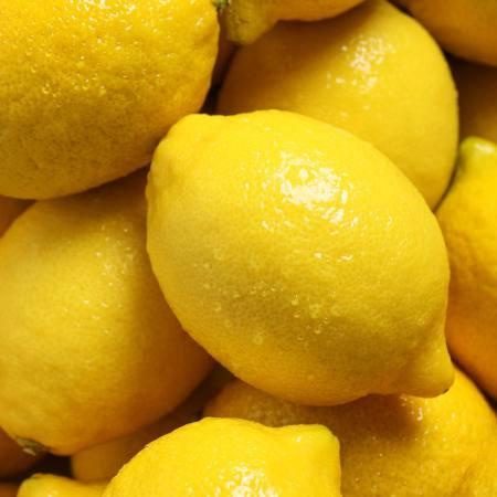 Frische gelbe Zitronen – natürliche Zitrus-Kopfnote im Olfazeta Extrait De Parfum für einen spritzigen, belebenden Duftauftakt